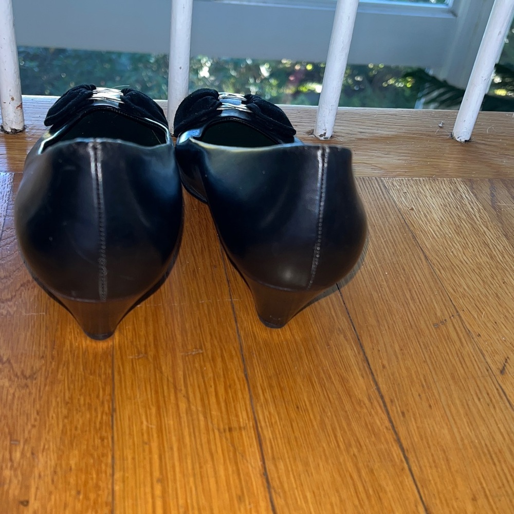 Gucci Black Leather Pumps with Bow Accent Perfect Vintage Condition - Picture 6 of 11